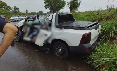 Carro com placas de Ourinhos bate violentamente em árvore e motorista morre na hora na BR-272, no Paraná