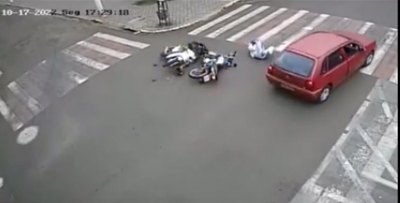 Colisão de duas motos é registrada no centro de Ourinhos; vídeo