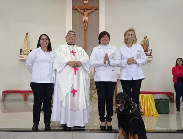 Comunidade católica se despede de Bento, o cachorro inseparável de padre na região 