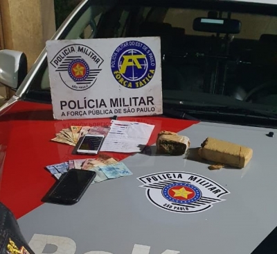 Força Tática da PM prende jovens com dois tijolos de maconha na Vila Musa em Ourinhos 