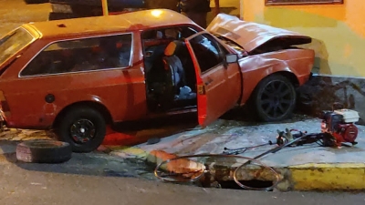 Três pessoas ficam presas dentro de carro que bateu em muro de casa na região