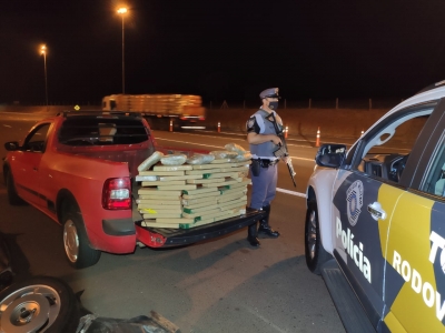 Polícia Rodoviária apreende mais de 47 kg de maconha, além de skunk na SP-225 em Santa Cruz