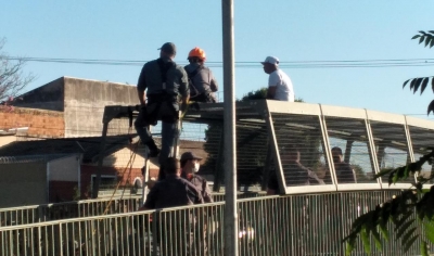 Corpo de Bombeiros consegue resgatar jovem que ameaçava se jogar de cima de uma passarela na região 