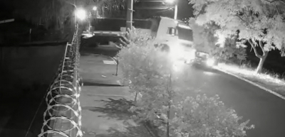  Câmera de segurança flagrou acidente que deixou mulher ferida; ao perceber colisão com caminhão, ela tentou saltar do carro com criança no colo em Ourinhos 