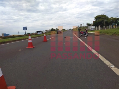 Motociclista fica ferido ao bater em traseira de caminhão na SP-270 em Ourinhos 