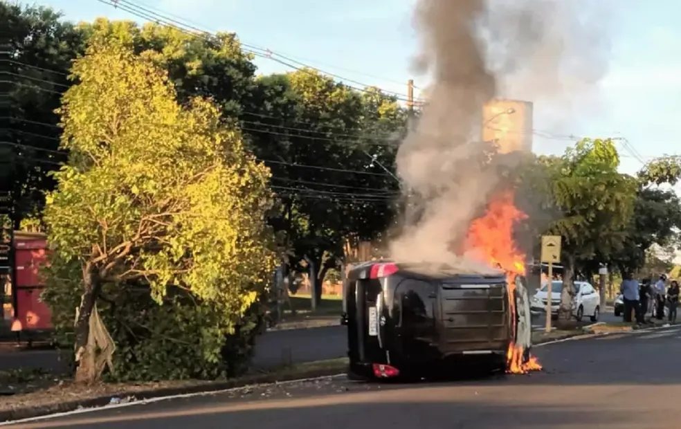 Carro pega fogo após capotar em avenida na região 