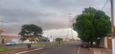 Chuva forte atinge agora região de Ourinhos; nuvem de poeira encobriu parte da cidade