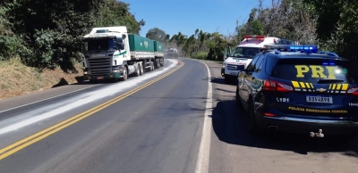 Casal morre após moto bater de frente com caminhão na BR-153, em Jacarezinho