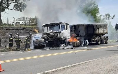 Carro e carreta pegam fogo após batida e jovem morre em rodovia na região 