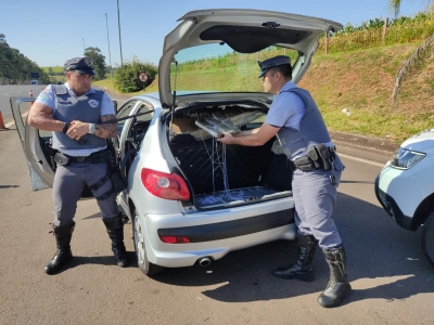 Policiais rodoviários de Ourinhos encontram drogas em teto de carro e prendem casal 
