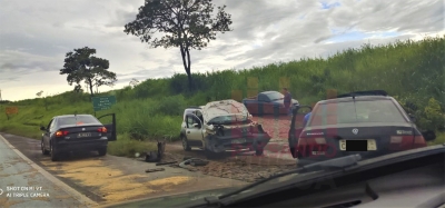 Colisão frontal entre carros deixa dois feridos na SP-270 em Ourinhos 
