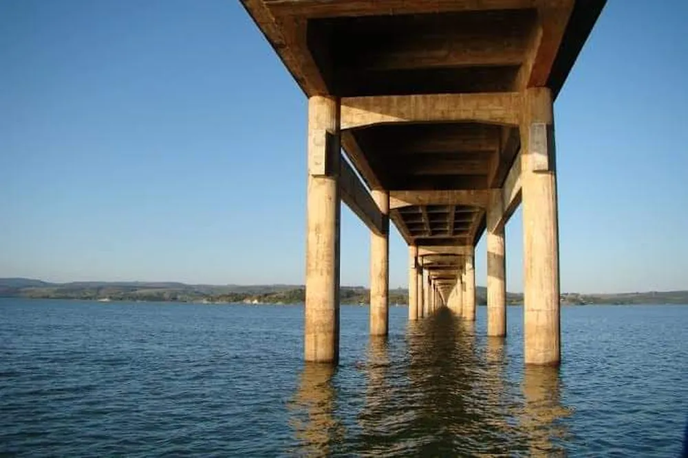 Jovem morre após pular de ponte de rio para nadar na região 