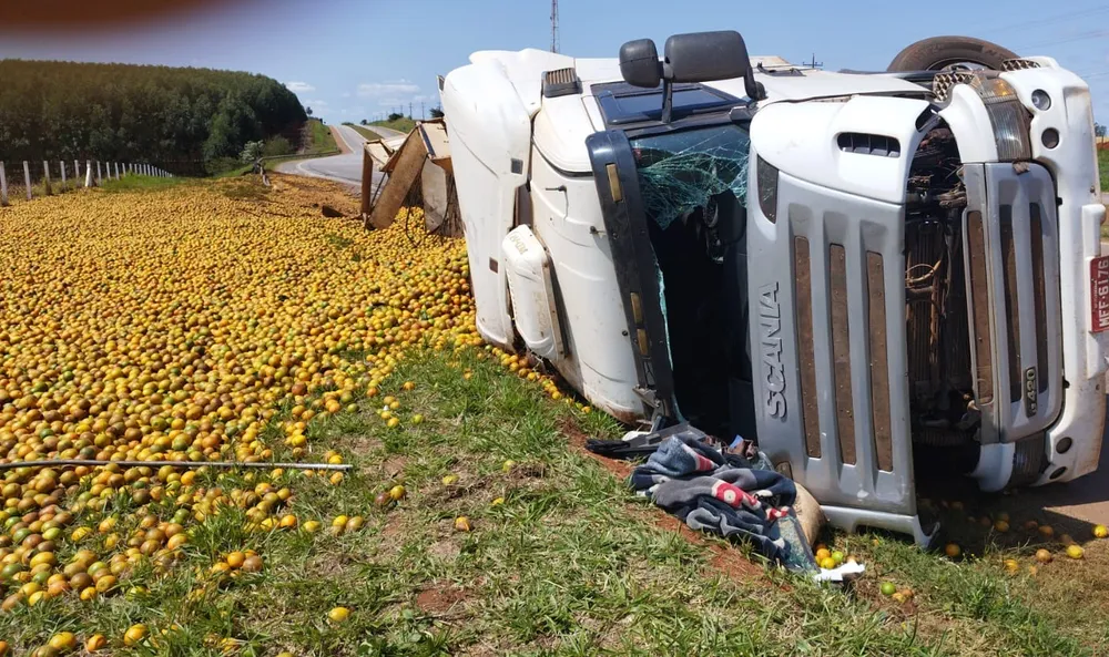 Caminhão carregado com laranjas tomba e motorista fica ferido na Raposo Tavares 