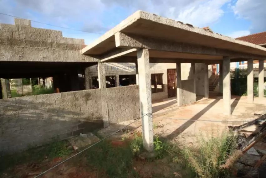 Polícia investiga morte de idosa encontrada dentro de caixa de água em escola desativada na região 