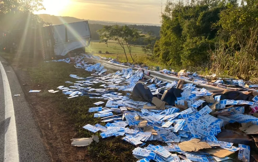 Caminhão tomba e espalha carga de caixas de leite às margens de rodovia na região 
