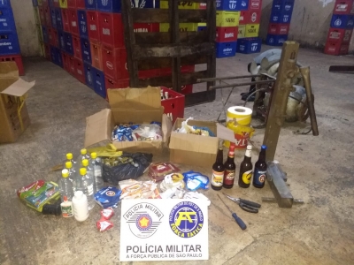 Força Tática fecha “fabrica” de adulteração de rótulos e tampas de garrafas de cerveja em Ourinhos