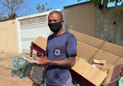 Catador de recicláveis acha R$ 800 no lixo e devolve para família na região 