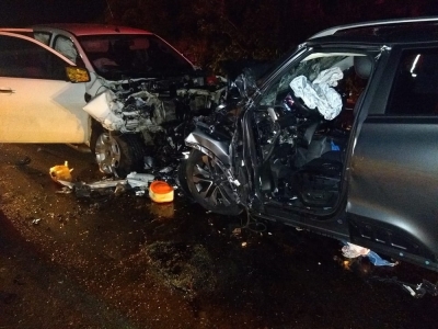 Batida entre carro e caminhonete deixa três mortos e dois feridos na BR-369, em Cambará