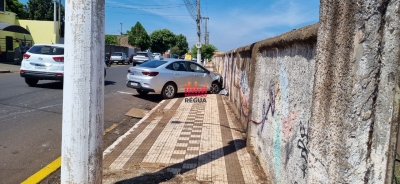 Carro bate em muro em Ourinhos 
