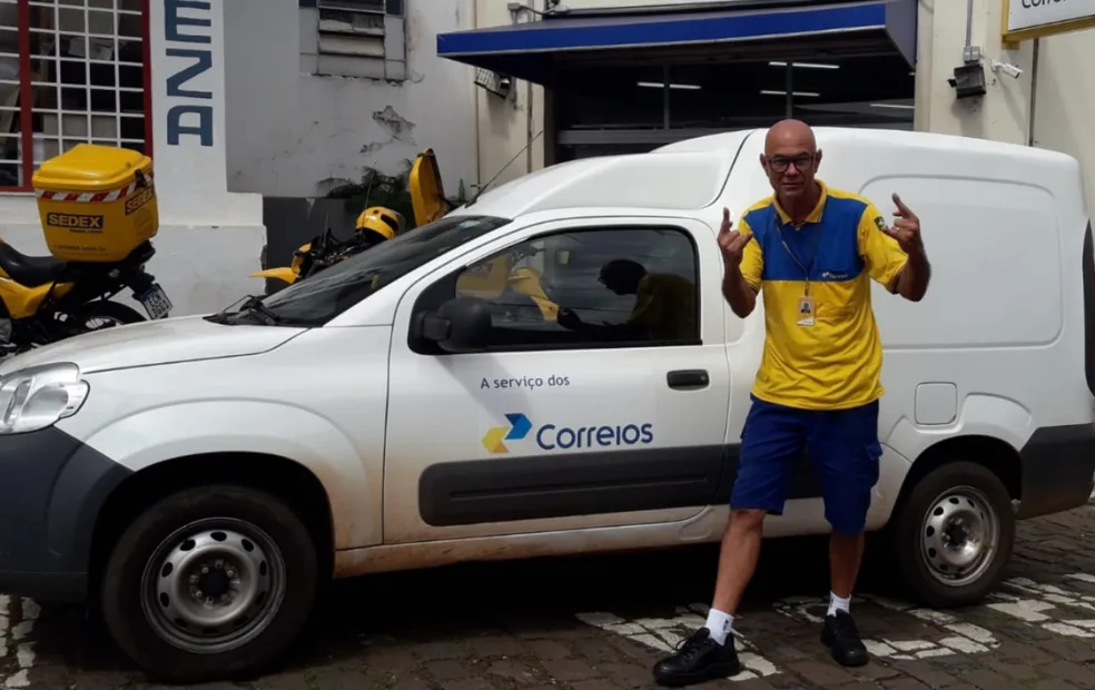 Carteiro de Piraju viraliza ao ser flagrado pulando amarelinha enquanto aguarda entrega de encomenda