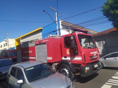 Corpo de Bombeiros de Ourinhos combate incêndios; pegou fogo em forno do Seminário Josefino 