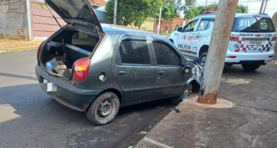 Jovem pega o carro da mãe, foge da polícia, quase atropela policial e bate veículo em muro e poste em Ourinhos 