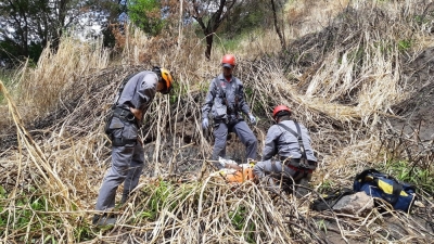 Com ajuda do helicóptero Águia, bombeiros resgatam jovem que caiu em penhasco na região