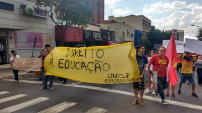 Estudantes e professores de Ourinhos realizam manifesto no centro da cidade 