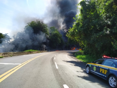 Caminhão pega fogo descendo a serra da BR-153