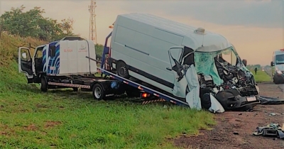 Homem morre ao bater furgão na traseira de caminhão na Rodovia Orlando Quagliato em Ourinhos 