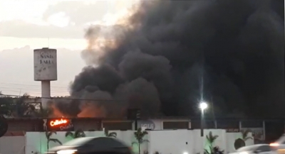 Bombeiros combatem grande incêndio em área de ferro velho às margens da rodovia Raposo Tavares em Ourinhos 