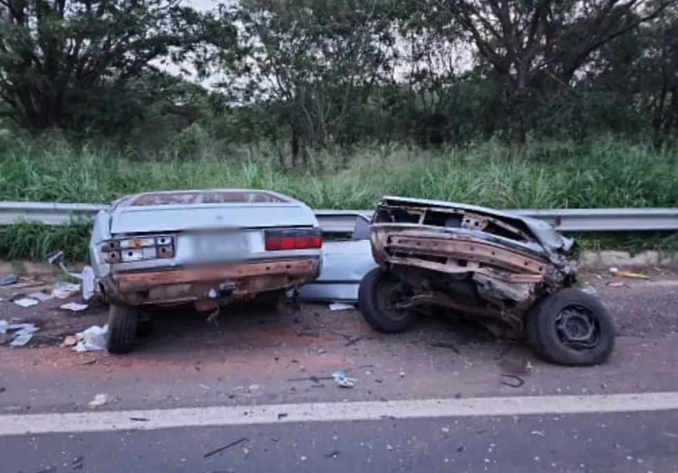 Carro parte ao meio após bater de frente com caminhão na BR-153