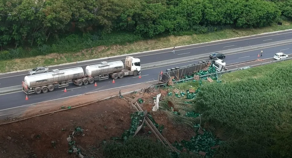 Caminhão tomba e espalha carga de cerveja no acostamento de rodovia na região 
