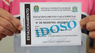 Prefeitura informa entrega em casa de cartão de estacionamento para idosos e pessoas com deficiência