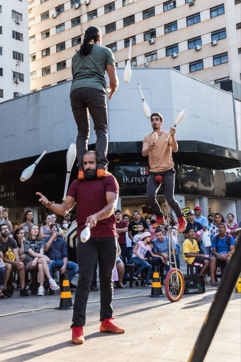 Risos e acrobacias: espetáculo circense Container Circus chega ao SESI ...